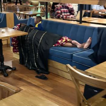 THY Lounge'unda Çıplak Ayaklarla Uyuyan Yolcular