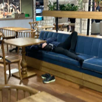 THY Lounge'unda Çıplak Ayaklarla Uyuyan Yolcular