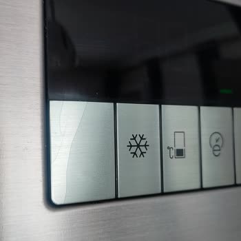 Arçelik Buzdolabının Gösterge Paneli Kendiliğinden Çatladı