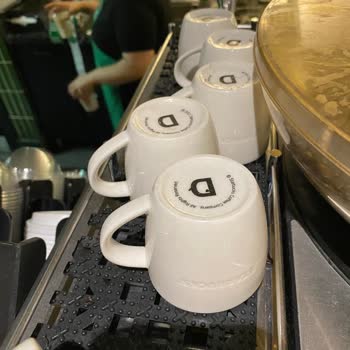 Kağıthane Starbucks Şubesindeki Kirli Ve Tozlu Ortam