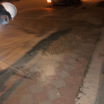 Enerjisa Yola Gece Kum Dökmeye Gelmiş! 186 'nın Bundan Haberi Yok