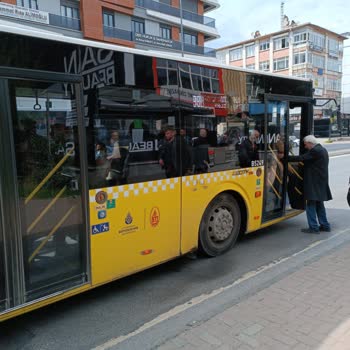 İstanbul Büyükşehir Belediyesi (İBB) Yalan Söyleyen, Azarlayan Ve Araca Almayan İETT Sürücüsü.