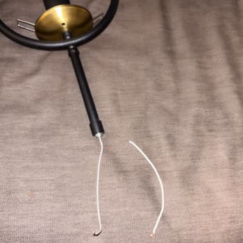 Apliqa Avize Lambaların Duyu Kırık, Tesisatı Bağlanmamış Kopuk Kablolarla Geldiler