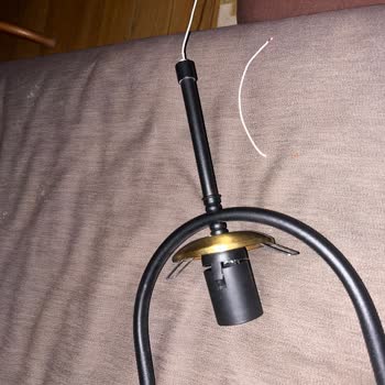 Apliqa Avize Lambaların Duyu Kırık, Tesisatı Bağlanmamış Kopuk Kablolarla Geldiler