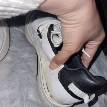 Bershka 1411/160/001 Numaralı Ayakkabı Dikişleri Patladı