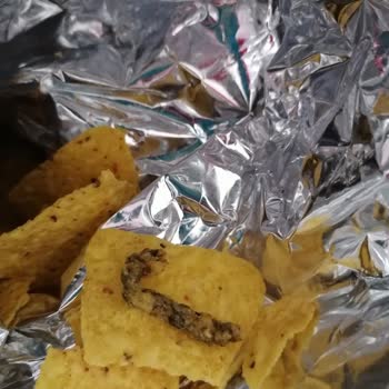 BİM Party Bal & Hardal Aromalı Mısır Cipsin İçinden Siyah Bir Şey Çıktı