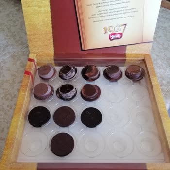 Özdilek Uygun Koşullarda Saklanmaya Nestle Kutu Çikolata Satıyor.