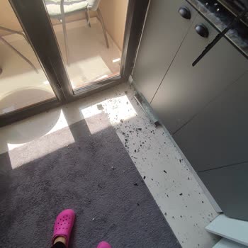 Kumtel Fırının Camı Kırıldı