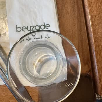 Beyzade Künefe 'de Kahvaltı Söyledik, Çay Bardakları Pisti