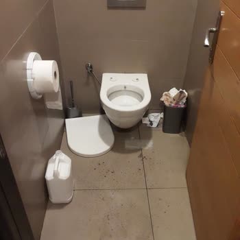 Simit Sarayı Tuvalet Pisli İçinde Fiyat Aşırı Yüksek 2çay 46 TL