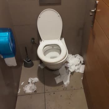 Simit Sarayı Tuvalet Pisli İçinde Fiyat Aşırı Yüksek 2çay 46 TL