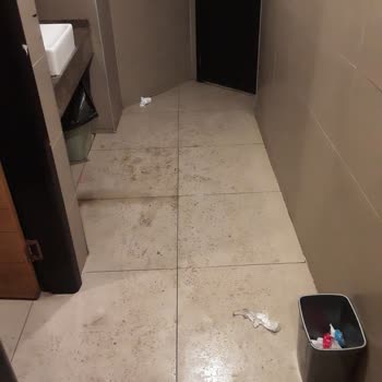 Simit Sarayı Tuvalet Pisli İçinde Fiyat Aşırı Yüksek 2çay 46 TL