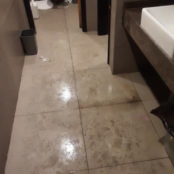 Simit Sarayı Tuvalet Pisli İçinde Fiyat Aşırı Yüksek 2çay 46 TL