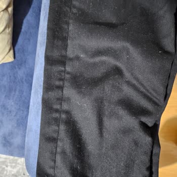 Mavi Siyah Pantolon Tüy Topluyor.