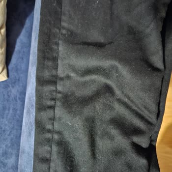 Mavi Siyah Pantolon Tüy Topluyor.