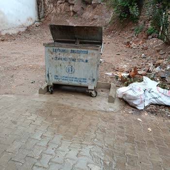 Bayraklı Belediyesi Ne Ait Çöp Konteyneri