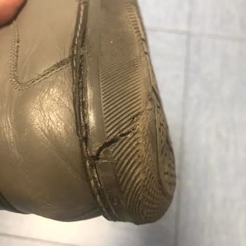 Greyder Ayakkabının Tabanının Parçalanması