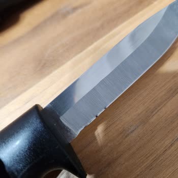 Fiskars Bıçağın Azgının Çok Yumuşak Olması.