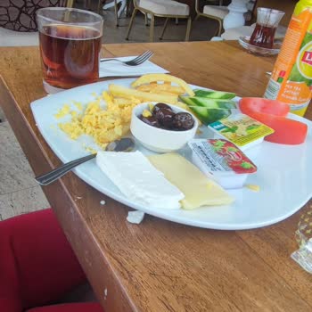 Cadance Design Hotel Memnuniyetsizliği, Hijyenden Yoksun Kötü Kahvaltılı Konsept