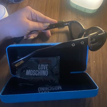 Moschino Gözlük Farklı Kutusu Farklı