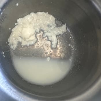 Burdan Süt Ve Süt Ürünleri Süt İçinden Çıkan Parçalar