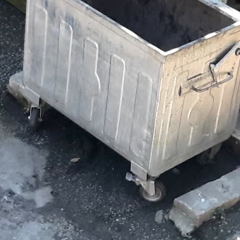 İlkadım Belediyesi 3 Aydır Olmayan Kapaksız Çöp Kutusu!