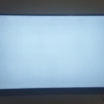 Skytech Ekranda Beyazlık Var