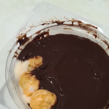 BİM BİM Küflü Profiterol Ve Bozuk Tatlıları