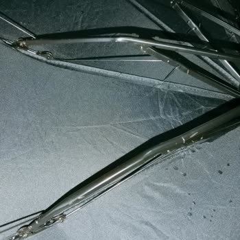 Marlux Şemsiye 3. Kullanışta Kırıldı