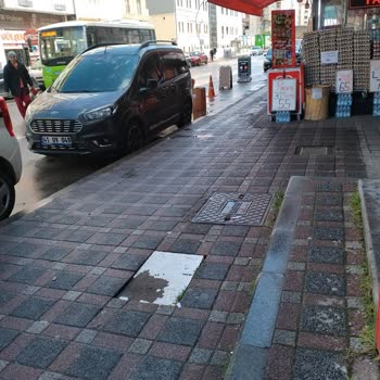 Uğur Market 'in Reklam Tabelası Yolu Engelliyor