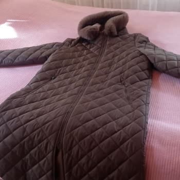 Tuğba Giyim Defolu Ürün. Aldığımız Montun Bir Kolu Boydan Boya İçinden Dikişli.