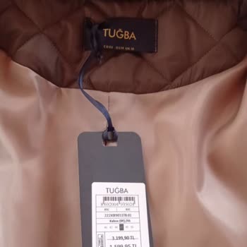 Tuğba Giyim Defolu Ürün. Aldığımız Montun Bir Kolu Boydan Boya İçinden Dikişli.