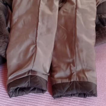 Tuğba Giyim Defolu Ürün. Aldığımız Montun Bir Kolu Boydan Boya İçinden Dikişli.