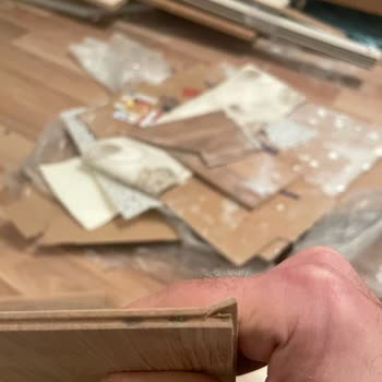 Bauhaus Deposunda Islanmış Olduğu Parkeyi Satmış