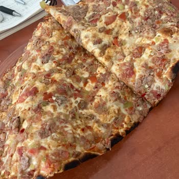 Hanzade Çorba & Kebap Salonu Kokan Lahmacun Ve Sararmış Salata