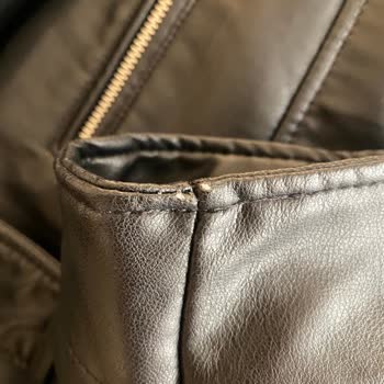 Zara Deri Ceket İki Kere Giymemle Kollardan Soyulmaya Başladı