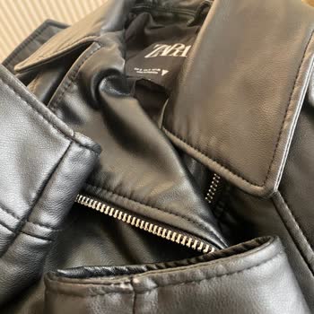 Zara Deri Ceket İki Kere Giymemle Kollardan Soyulmaya Başladı