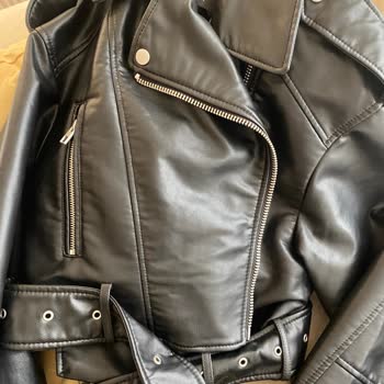 Zara Deri Ceket İki Kere Giymemle Kollardan Soyulmaya Başladı