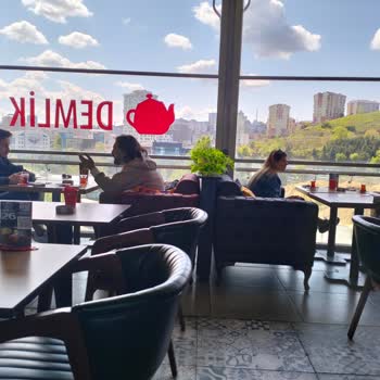 Demlik Cafe Statüye Göre Ayrım Yapan İşletme.