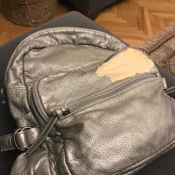 Mavi Sırt Çantası Pul Pul Dökülüyor