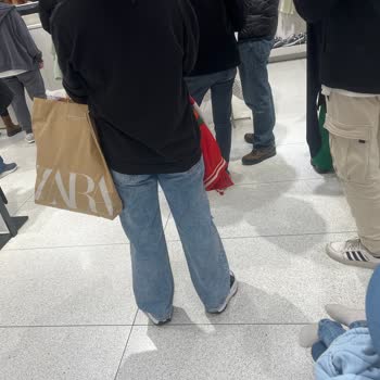 Zara Tek Kasa Çalışan