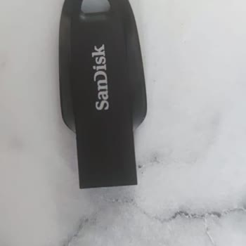 Sandisk Flash Bellek Hafızası Üstünde Yazandan Farklı