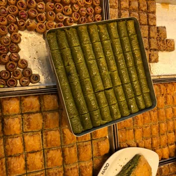 Mado Kara Sineklerle Kaplı Baklava