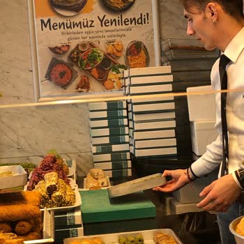 Mado Kara Sineklerle Kaplı Baklava