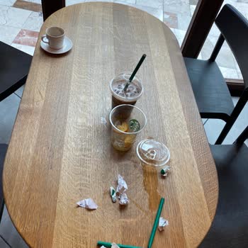 Starbucks Coffee Müşterileri Dilenci Konumuna Getiriyorlar