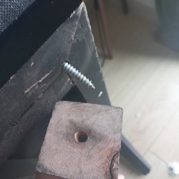 Vivense'den Aldığım Koltuğun Ayağı Vidasından Ayrıldı.