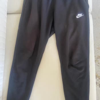 Nike Mağazasından Siyah Eşofman Aldım Rengi Kızıla Döndü.