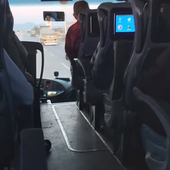 As Adana Seyahat Şehirlerarası Otobüste Seyir Sırasında Film İzleniyor