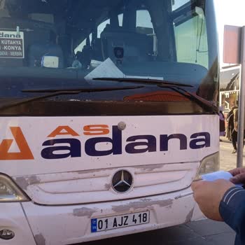As Adana Seyahat Şehirlerarası Otobüste Seyir Sırasında Film İzleniyor