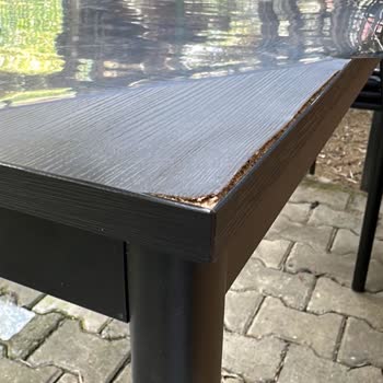 IKEA Masa, İlk Günden Sıvı Temasıyla Kabardı